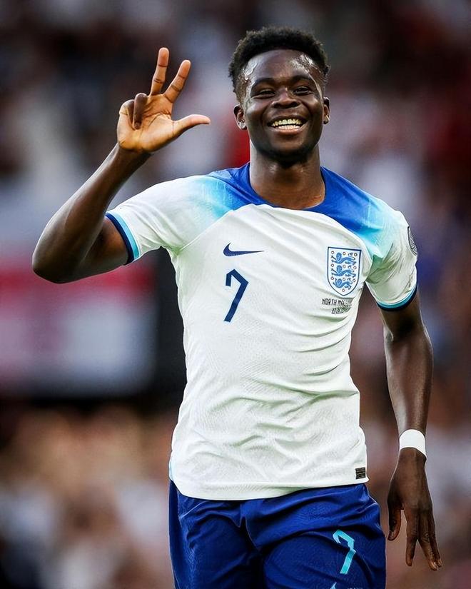 詹姆斯在阿森纳比赛中出色防守，重返赛场引发热议！观众掌声雷动的简单介绍爱游戏APP